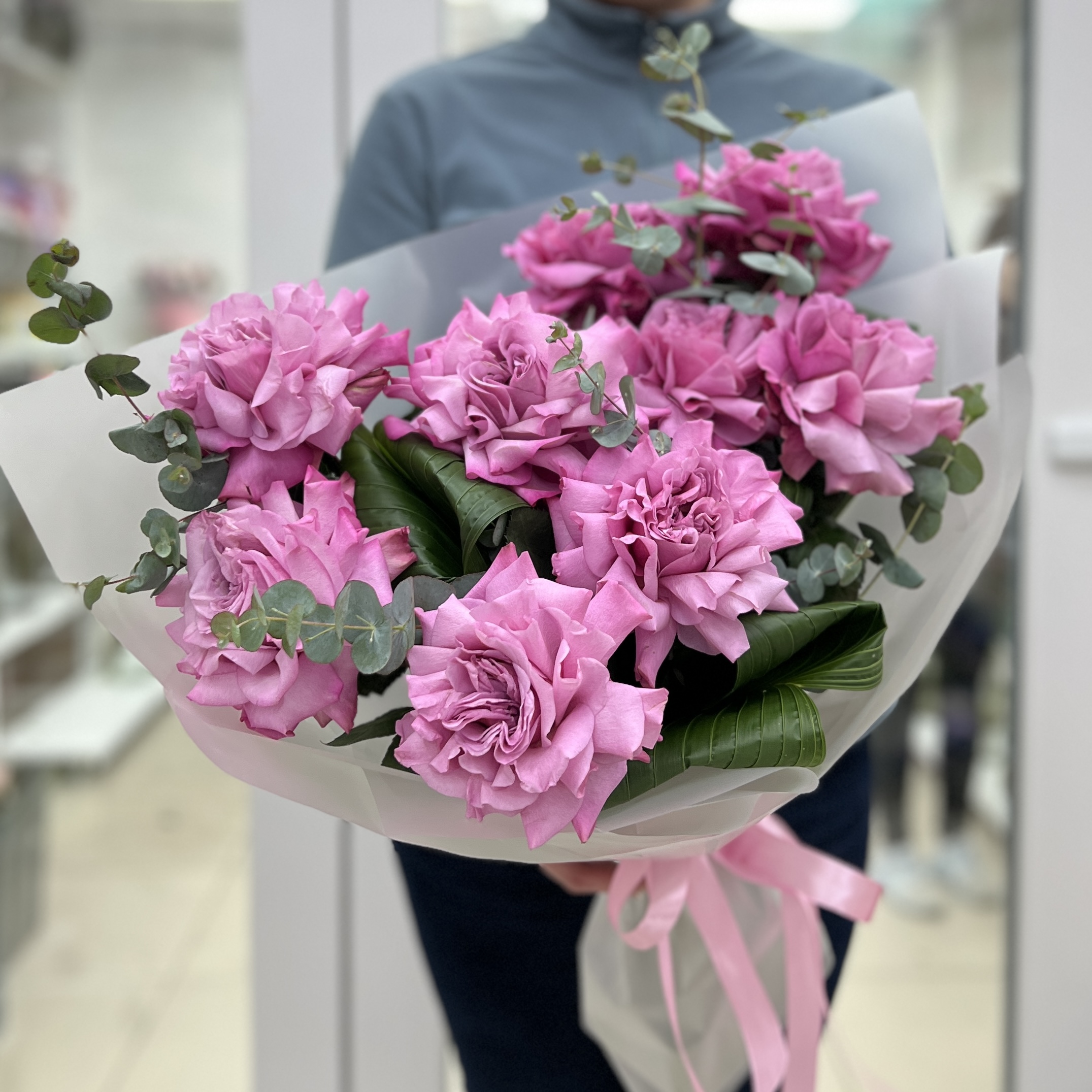 Букет из 9 пышных сиреневых роз Куинс Краун с зеленью